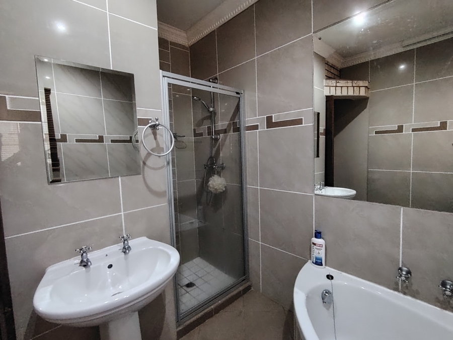 5 Bedroom Property for Sale in Safari Gardens North West